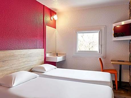 Side-Car Twin Room with Shared Bathroom