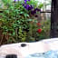 Dans UN JARDIN BB et JACUZZI