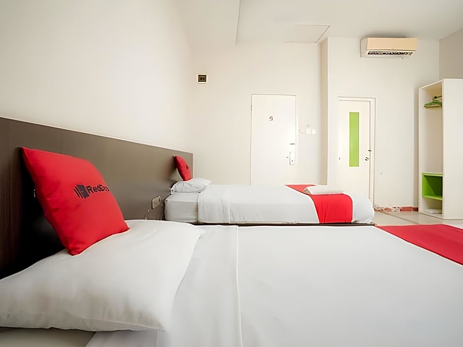 RedDoorz near Pantai Pede