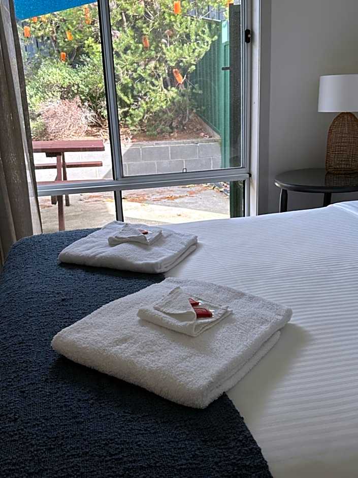 The Oaks Hotel Motel