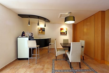 ROYAL ELITE JUNIOR SUITE (2 ADULTS + 2 CHILDREN)