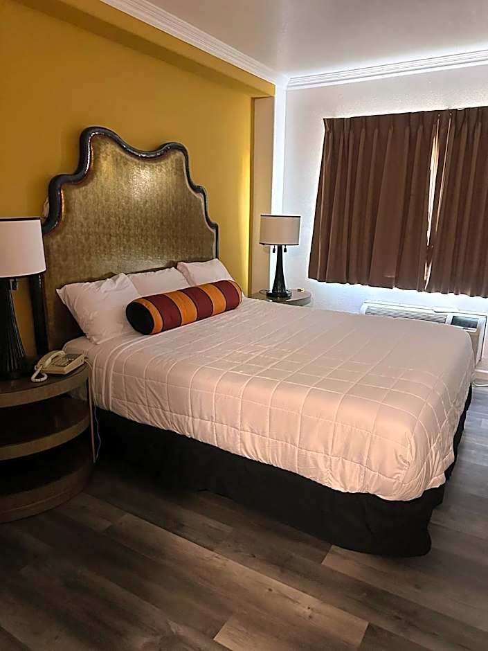 Howard Johnson by Wyndham Bakersfield