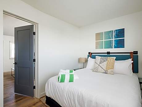 Queen Junior Suite (201)