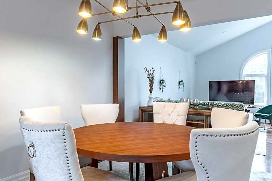 Luxurious & Modern 4BR House w/ 3 Car Parking