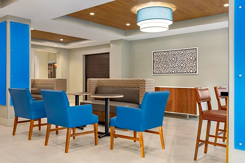 Holiday Inn Express & Suites Philadelphia - Mt Laurel, an IHG Hotel