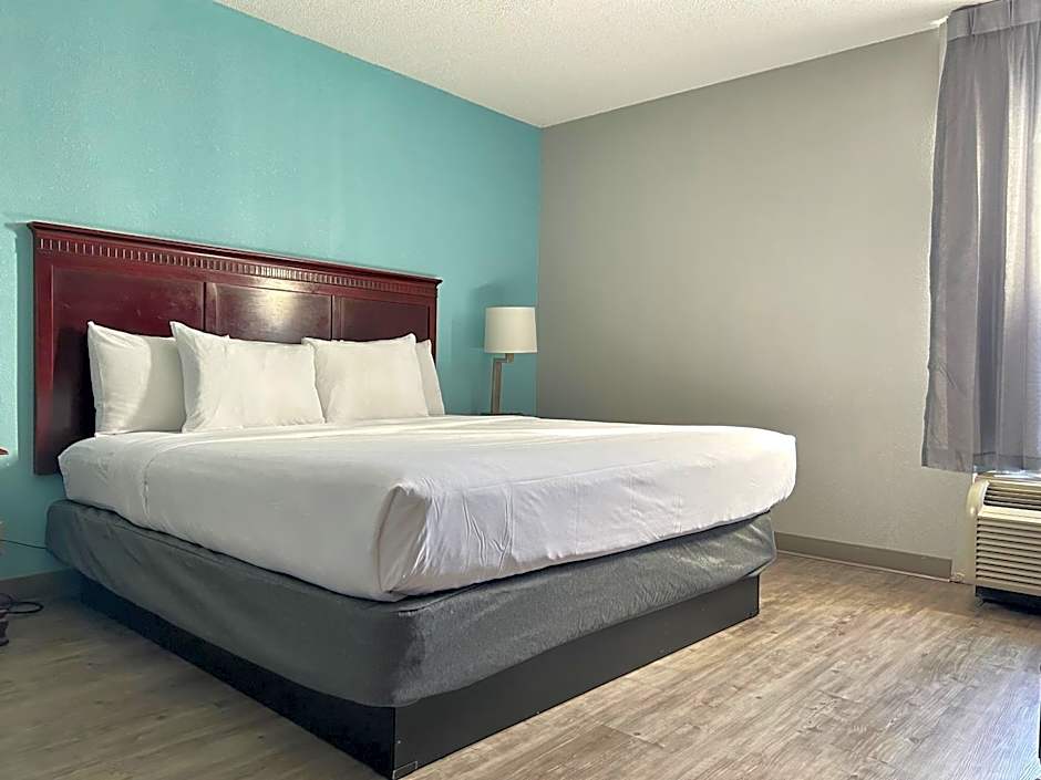 Clarion Inn & Suites Grand Rapids Airport