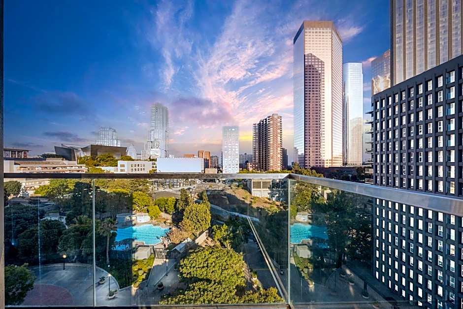 Modern Luxury 2 Bed with Panoramic City Views in Downtown LA