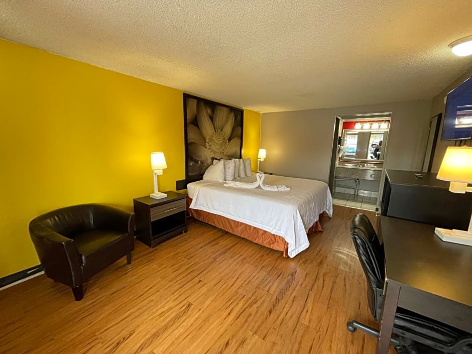 Super 8 by Wyndham Monroe