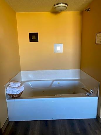 Deluxe King Suite with Jetted Tub and Kitchenette - Non-Smoking