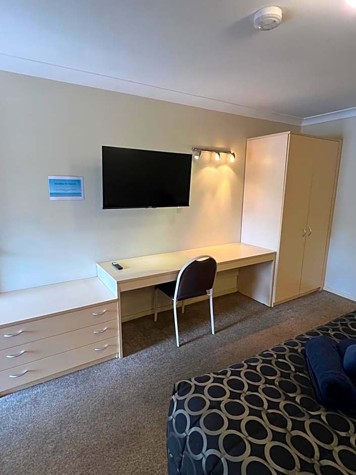 OVERLANDER MOTOR LODGE