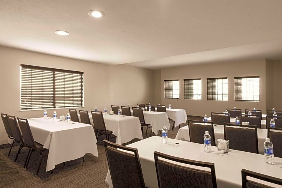 Country Inn & Suites by Radisson, Bakersfield, CA