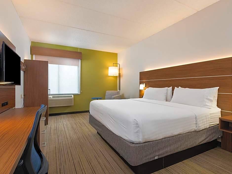 Holiday Inn Express & Suites Charlotte Arpt-Belmont By IHG
