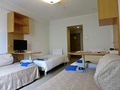 Late Check-in at 21:00 and Early Check-Out at 09:00 - Economy Room with Shared Bathroom - Smoking