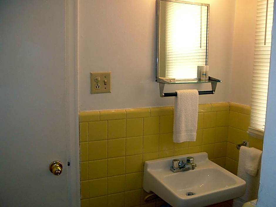 Fels Three Crown Motel