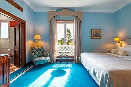 DELUXE CITY VIEW 2 ADULTS + 1 CHILD