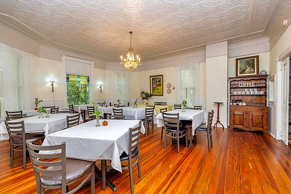 Veranda Historic Inn