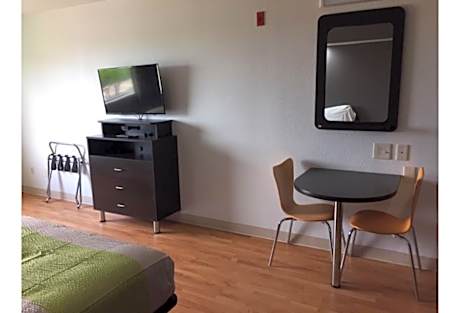 2 Full Beds | Non-Smoking, Kitchen