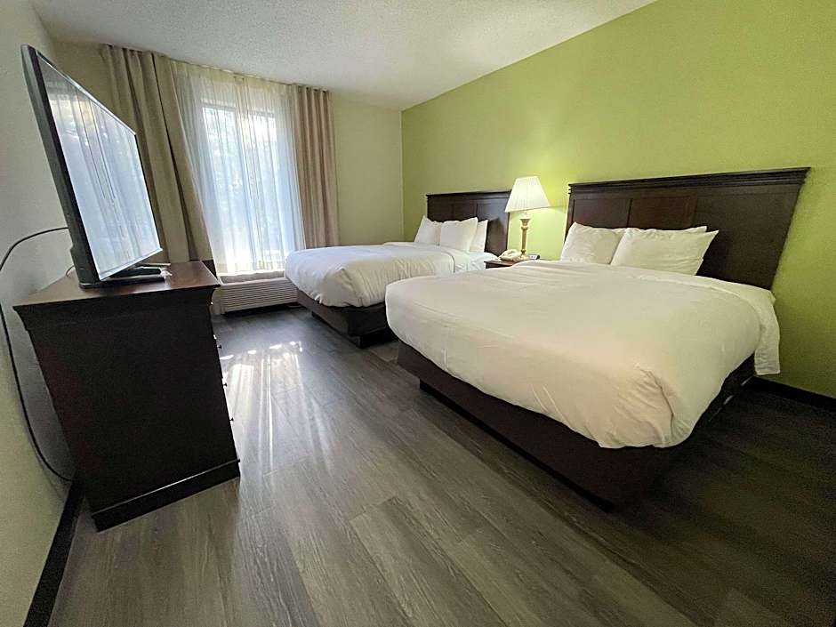 Photo 1 of 18 of 4 Queen Beds Suite