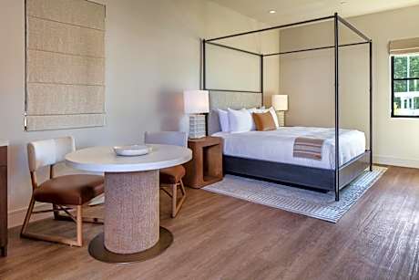 King Suite with Pool View