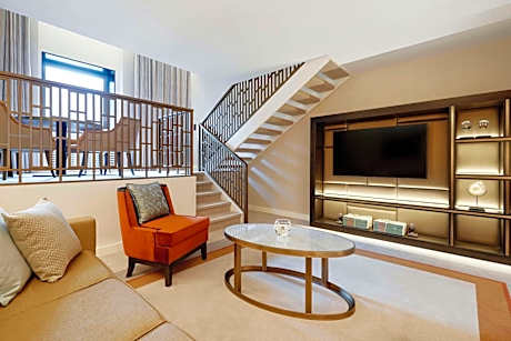 Multi Level King Loft Suite - Street View