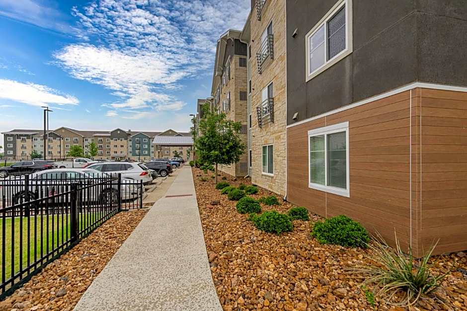Soka Suites Dallas - Las Colinas