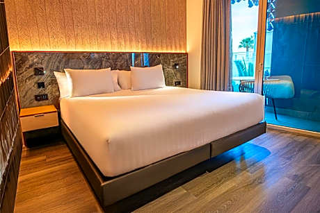 Deluxe Room with Side Sea View