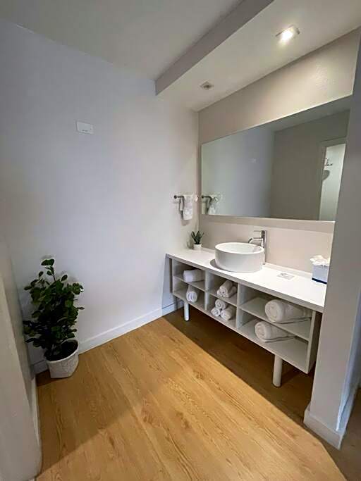 Newly renovated room in cozy hotel near Disney 2