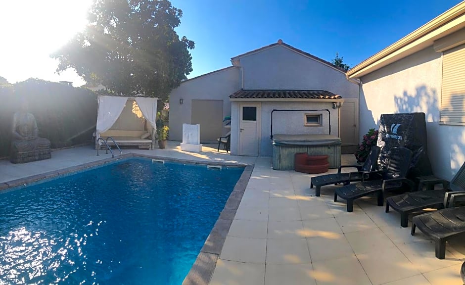 Villa Piscine indépendante sans vis à vis ET un studio sans accès piscine 2 possibilités au choix avec wifi