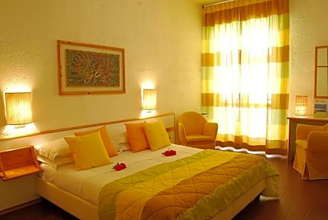 Room with One Queen and Two Single Beds - Non-Smoking