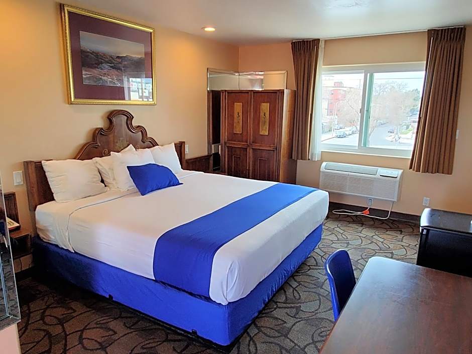 Photo 1 of 8 of Deluxe Studio 1 King Bed