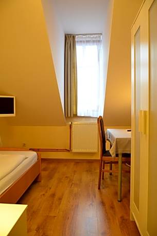 Economy Triple Room