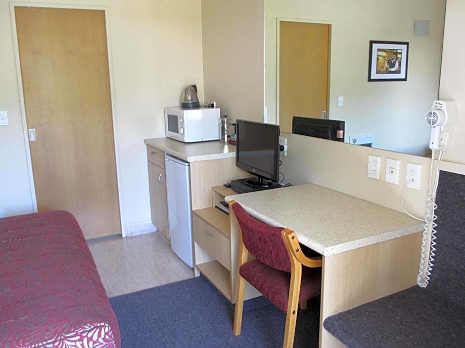 Alhambra Oaks Motor Lodge