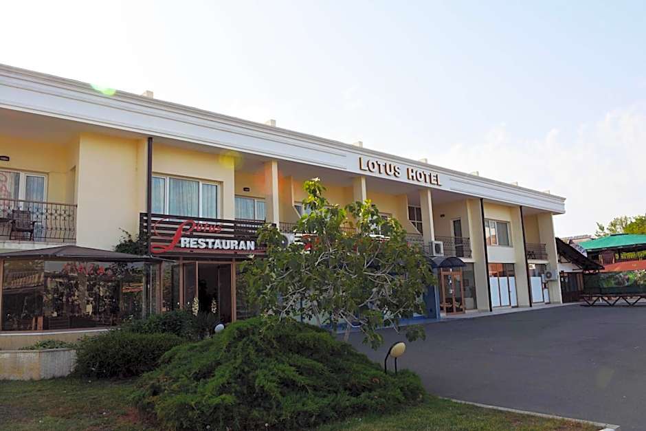 Lotus Family Hotel - Free Parking