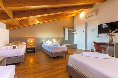 Premium Quadruple Room with Single Beds