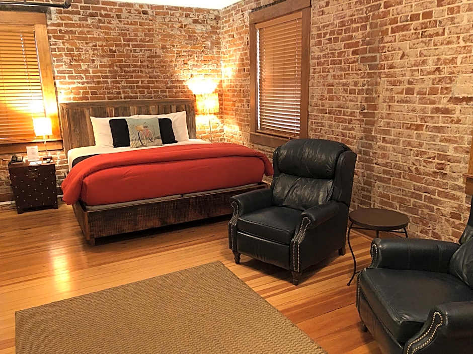 Photo 1 of 8 of 1 King Bed, River View