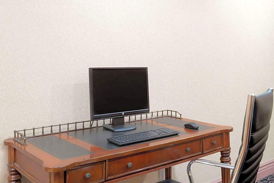 Howard Johnson by Wyndham Newburgh