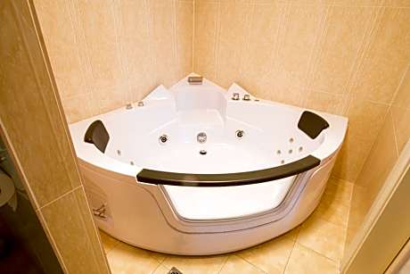 Deluxe Queen Spa Room