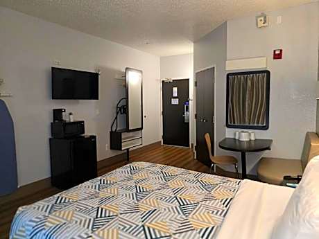1 Queen Bed | Micfridge/Free Parking