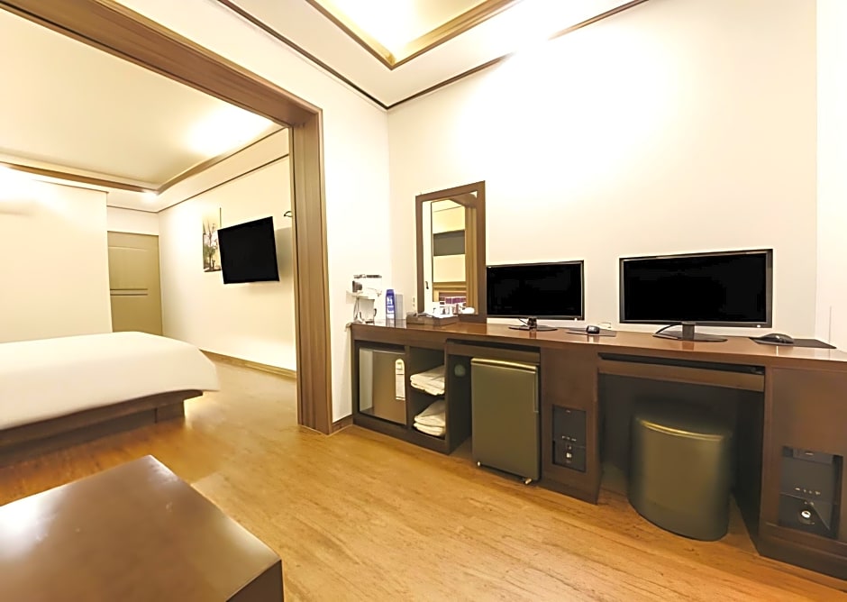 H  Hotel