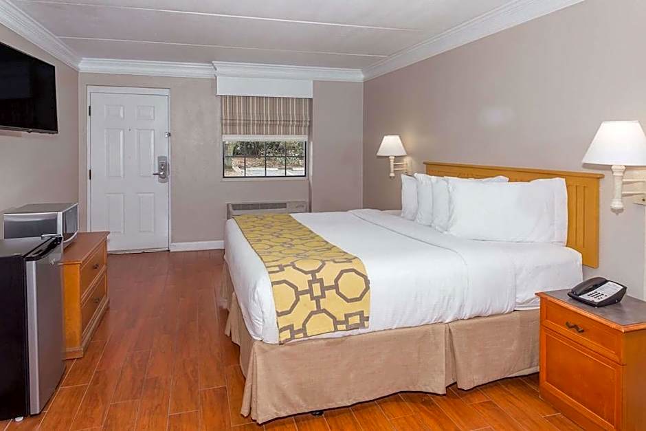 Casa Bella Inn & Suites