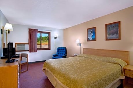 1 Queen Bed Accessible Room Non-Smoking