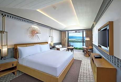 Deluxe King room with River View and Balcony