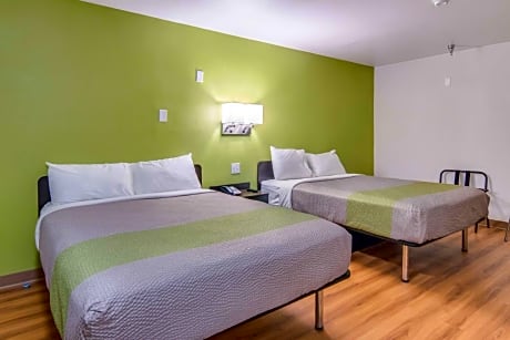 Queen Room with Two Queen Beds and Roll-In Shower - Mobility Accessible/Non-Smoking