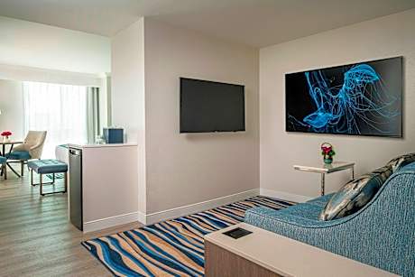 Suite, 1 King, Sofa bed, Oceanfront, Corner room, Balcony: 2