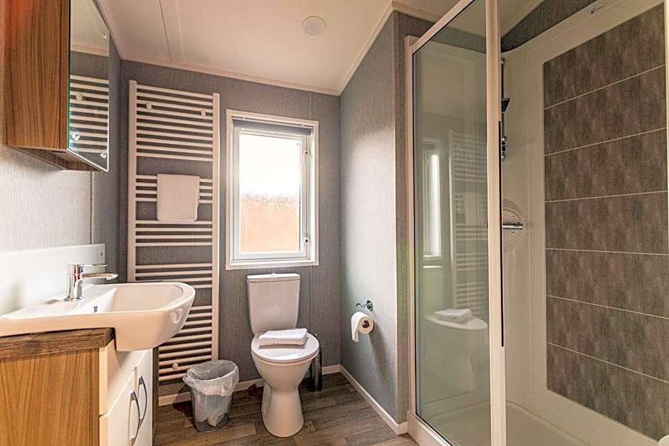 Woodpecker Lodge with Hot Tub