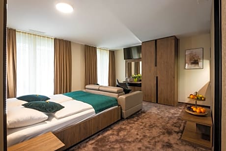 Deluxe Double Room (2 Adults + 1 Child)