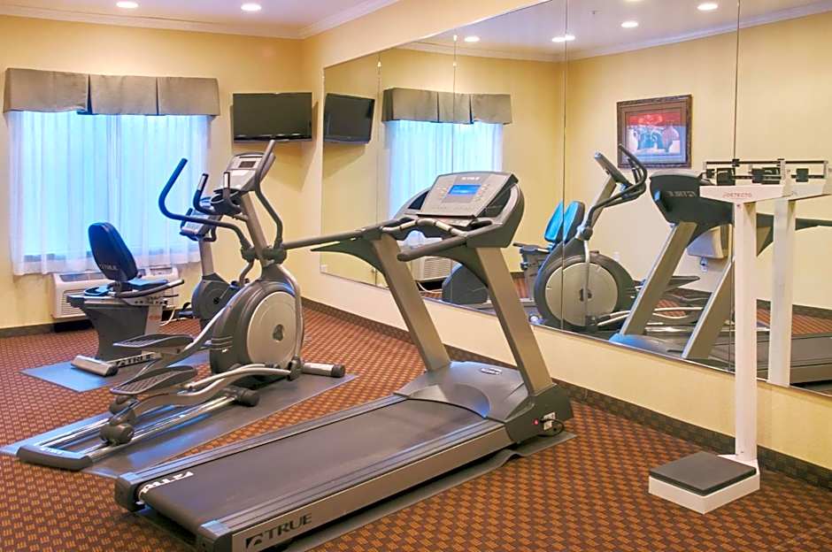 Holiday Inn Express Hotel & Suites Winnie By IHG