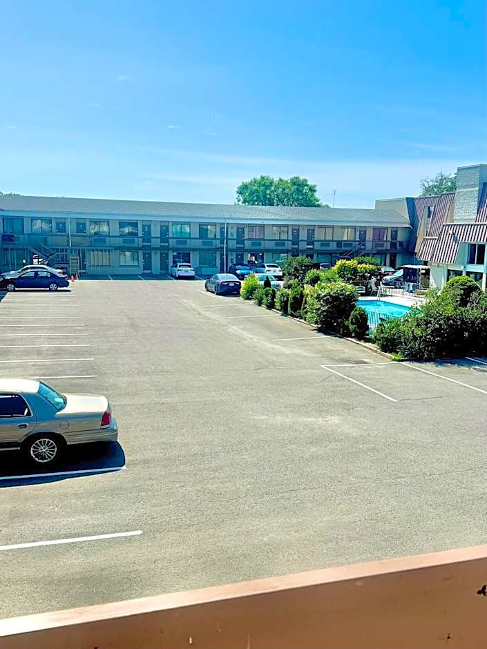 Niagara Lodge & Suites