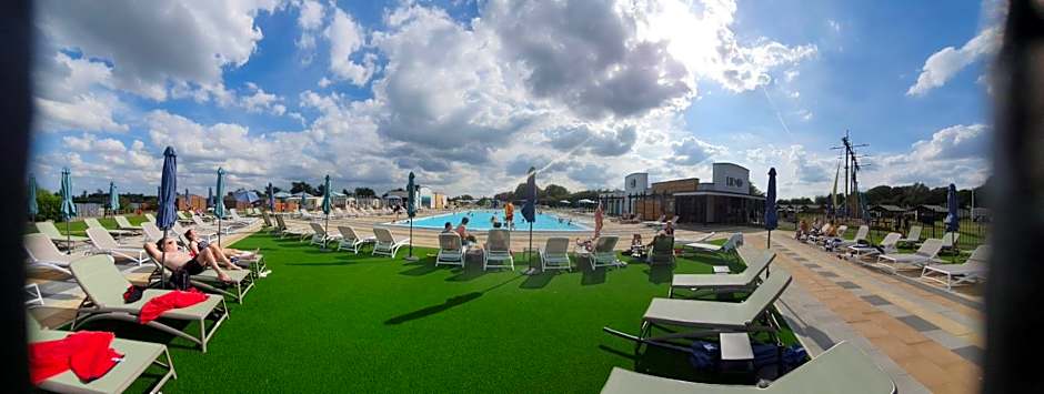 Relaxing Breaks with Hot tub at Tattershal lakes 3 Bedroom