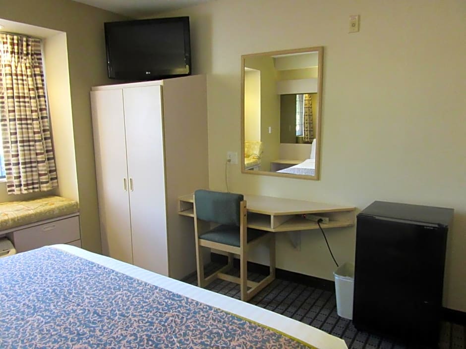 Travelodge by Wyndham Arlington/Dallas Area